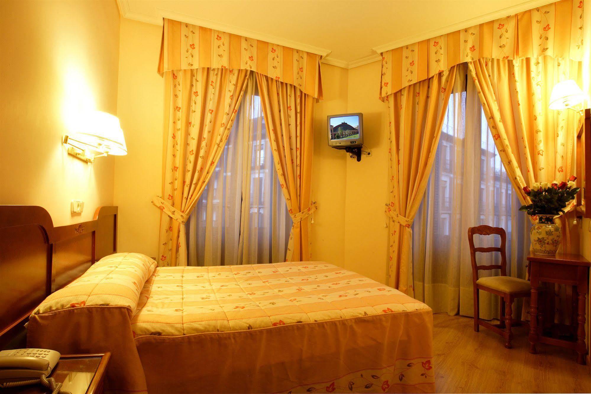 Hostal Sil & Serranos Мадрид Экстерьер фото