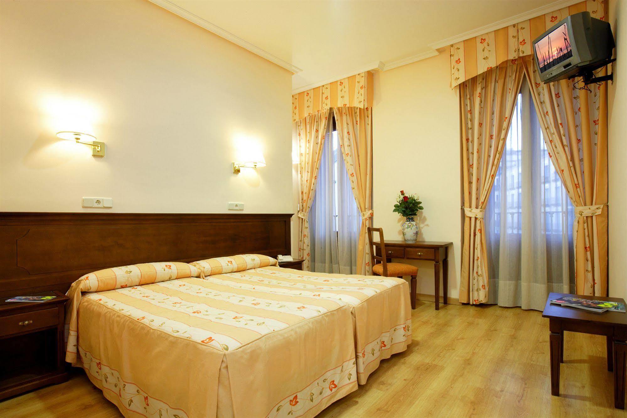 Hostal Sil & Serranos Мадрид Экстерьер фото
